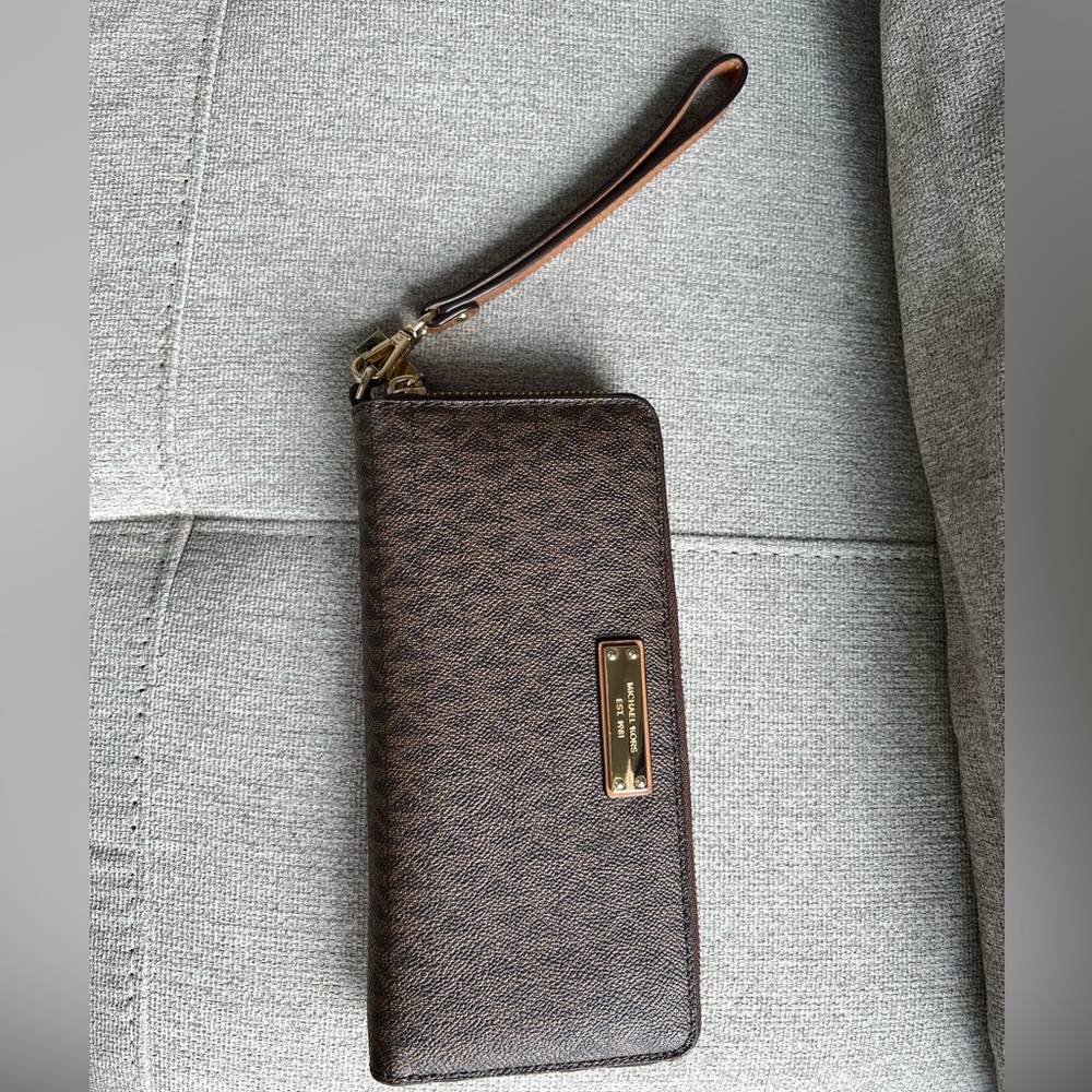 Michael Kors Wallet with Removable Wrist Strap 😍